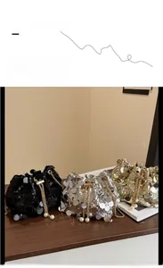 Détail des sacs seaux à paillettes noir, argent et or avec chaîne en perles