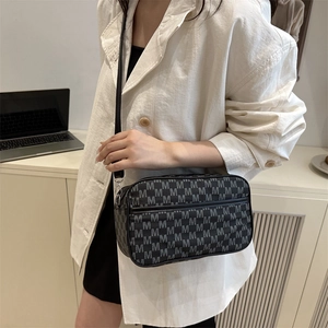 Borsa a tracolla nera con motivo jacquard a lettera M e tracolla regolabile elegante