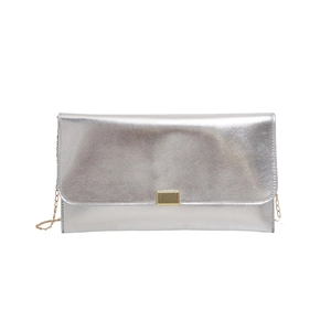 Pochette de soirée argentée texturée rectangulaire avec boucle dorée et chaîne