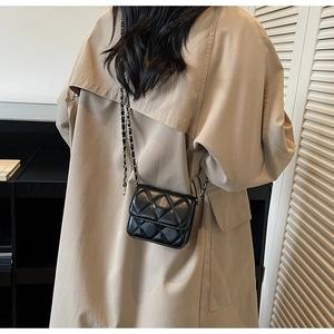 Détail du mini sac bandoulière matelassé noir avec une bandoulière chaîne classique
