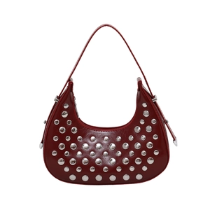 Borsa a spalla mezzaluna rosso scuro con borchie argentate stile punk retrò
