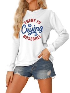 Dettaglio della stampa 'No Crying in Baseball' su una felpa bianca a girocollo