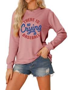 Dettaglio della felpa girocollo rosa con la stampa grafica 'There is no crying in baseball'