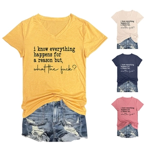 Detail eines V-Ausschnitt Slogan-T-Shirts kombiniert mit Distressed-Denim-Shorts auf Weiß