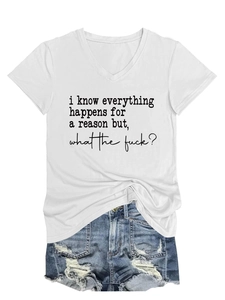 Flach liegendes weißes V-Ausschnitt-T-Shirt mit schwarzem Spruch und destroyed Jeans