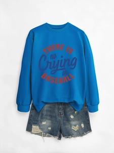 Dettaglio felpa blu con stampa a scritte e pantaloncini di jeans strappati per donna