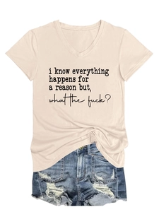 Detail eines V-Ausschnitt Sommer-T-Shirts mit Slogan und Denim-Shorts kombiniert