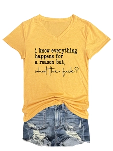 Detail eines gelben V-Ausschnitt T-Shirts mit schwarzem Spruch und ausgefransten Denim-Shorts