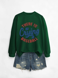 Dettaglio flat lay della felpa in cotone verde con scritta e pantaloncini in denim strappati