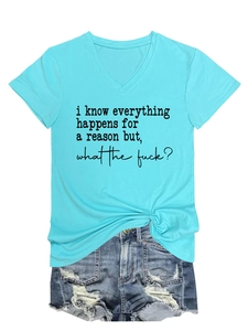 Detail des blauen V-Ausschnitt T-Shirts mit schwarzem Zitat und Distressed-Jeans-Shorts