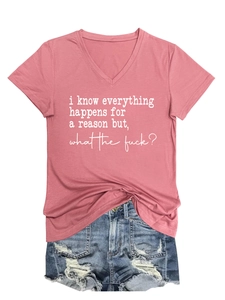 Flach liegendes rosa T-Shirt mit V-Ausschnitt, Slogan und destroyed Denim-Shorts Set