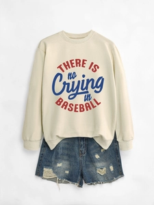 Dettaglio della stampa There Is No Crying In Baseball su felpa e pantaloncini denim