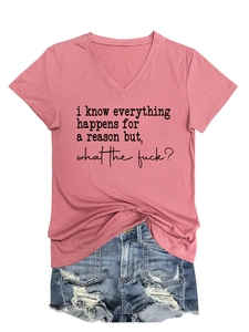 V-Ausschnitt T-Shirt mit Slogan und distressed Denim-Shorts auf weißem Hintergrund Ansicht