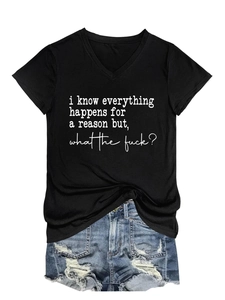 Flach liegendes schwarzes T-Shirt mit V-Ausschnitt und aufgedrucktem weißem Slogan-Schriftzug