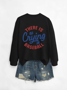 Flat lay di una felpa nera con slogan baseball e pantaloncini di jeans effetto usurato