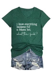Dunkelgrünes V-Ausschnitt T-Shirt mit Slogan und distressed Denim-Shorts Set
