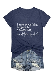 Detail eines dunkelblauen V-Ausschnitt T-Shirts mit Slogan und Frontknoten-Design