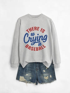 Posa piatta della felpa grigia a maniche lunghe con slogan e shorts di jeans