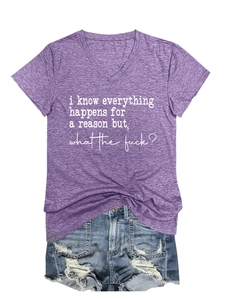 Detail eines lila melierten V-Ausschnitt T-Shirts mit Print und Distressed-Shorts