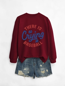 Dettaglio della felpa bordeaux a maniche lunghe con stampa grafica There Is No Crying In Baseball