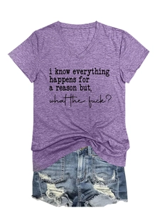 Detail eines melierten lila V-Ausschnitt T-Shirts mit schwarzem Spruch und Denim-Shorts