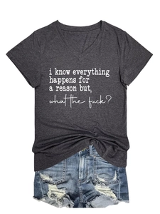 V-Ausschnitt T-Shirt mit Aufdruck und verwaschenen Jeans-Shorts in lässiger Nahaufnahmeansicht