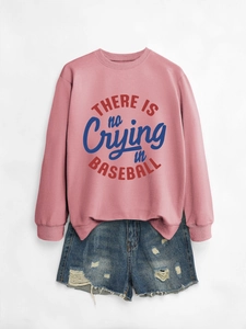 Felpa rosa con scritta 'THERE IS no Crying in BASEBALL' e pantaloncini di denim strappati