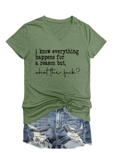 Detail eines armee-grünen V-Ausschnitt T-Shirts mit Spruch und destroyed Denim-Shorts
