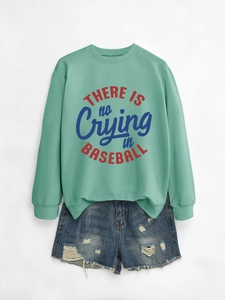 Dettaglio felpa verde menta con stampa baseball e shorts in denim invecchiato