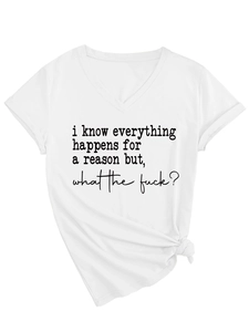 Nahaufnahme eines weißen V-Ausschnitt-T-Shirts mit Slogan-Print und Knotendetail am Saum