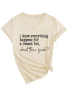Detail eines beigen V-Ausschnitt T-Shirts mit Slogan-Druck und modischem Knotensaum-Design