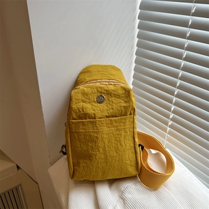 Sac à Bandoulière Léger en Nylon pour Femme Texture Plissée Sac Sling Décontracté Minimaliste Avec Bandoulière Réglable pour Voyage Quotidien