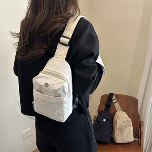 Sac de poitrine tendance en nylon avec bandoulière réglable en noir et kaki