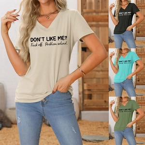 Détail du t-shirt col V avec slogan disponible en beige, gris, bleu sarcelle et olive