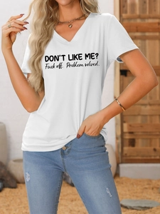 Détail d'un t-shirt blanc à col en V avec slogan imprimé en noir sur coton respirant doux