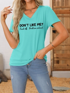 Détail du t-shirt turquoise à col en V avec slogan graphique noir imprimé sur le devant