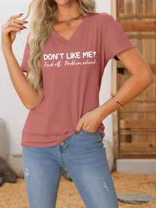 Gros plan sur le t-shirt rose à col en V avec slogan blanc et jean bleu clair