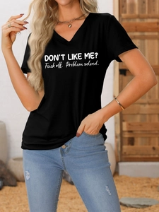 Détail d'un t-shirt noir à col en V avec imprimé slogan audacieux et tissu en coton doux