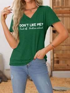 Gros plan détaillé de l'imprimé blanc sur t-shirt vert foncé avec col en V