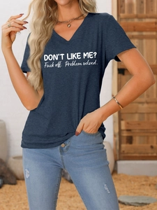 Détail d'un t-shirt bleu marine à col en V avec slogan blanc et texture en coton doux