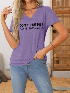 Détail du t-shirt violet à col en V avec texte imprimé noir et texture en coton