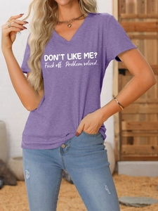 Détail d'un t-shirt violet à col en V avec slogan blanc imprimé et texture en coton