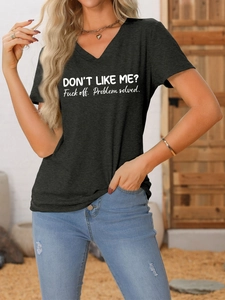 Détail d'un t-shirt noir à col en V avec impression textuelle DON'T LIKE ME audacieuse