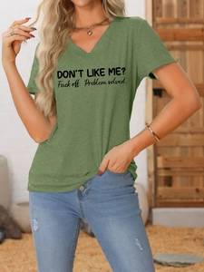 Détail du t-shirt vert à col en V avec impression de slogan et texture en coton doux
