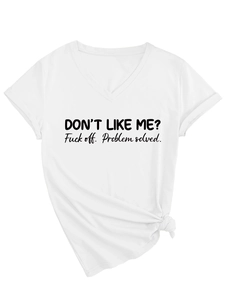 Détail d'un t-shirt blanc à col en V avec slogan imprimé et nœud latéral élégant