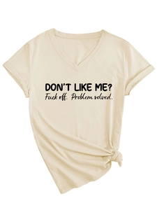 Détail de t-shirt beige à col en V avec slogan noir et nœud décoratif sur le côté
