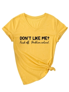 T-shirt jaune à col en V avec slogan noir et détail de nœud élégant sur le devant