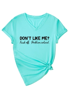 Détail du t-shirt vert menthe à col en V avec nœud à l'ourlet et imprimé graphique