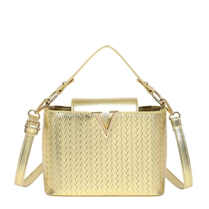 Sac bandoulière doré structuré avec boucle en V et texture tressée élégante