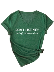 Détail du t-shirt vert foncé col en V avec slogan blanc et nœud latéral élégant